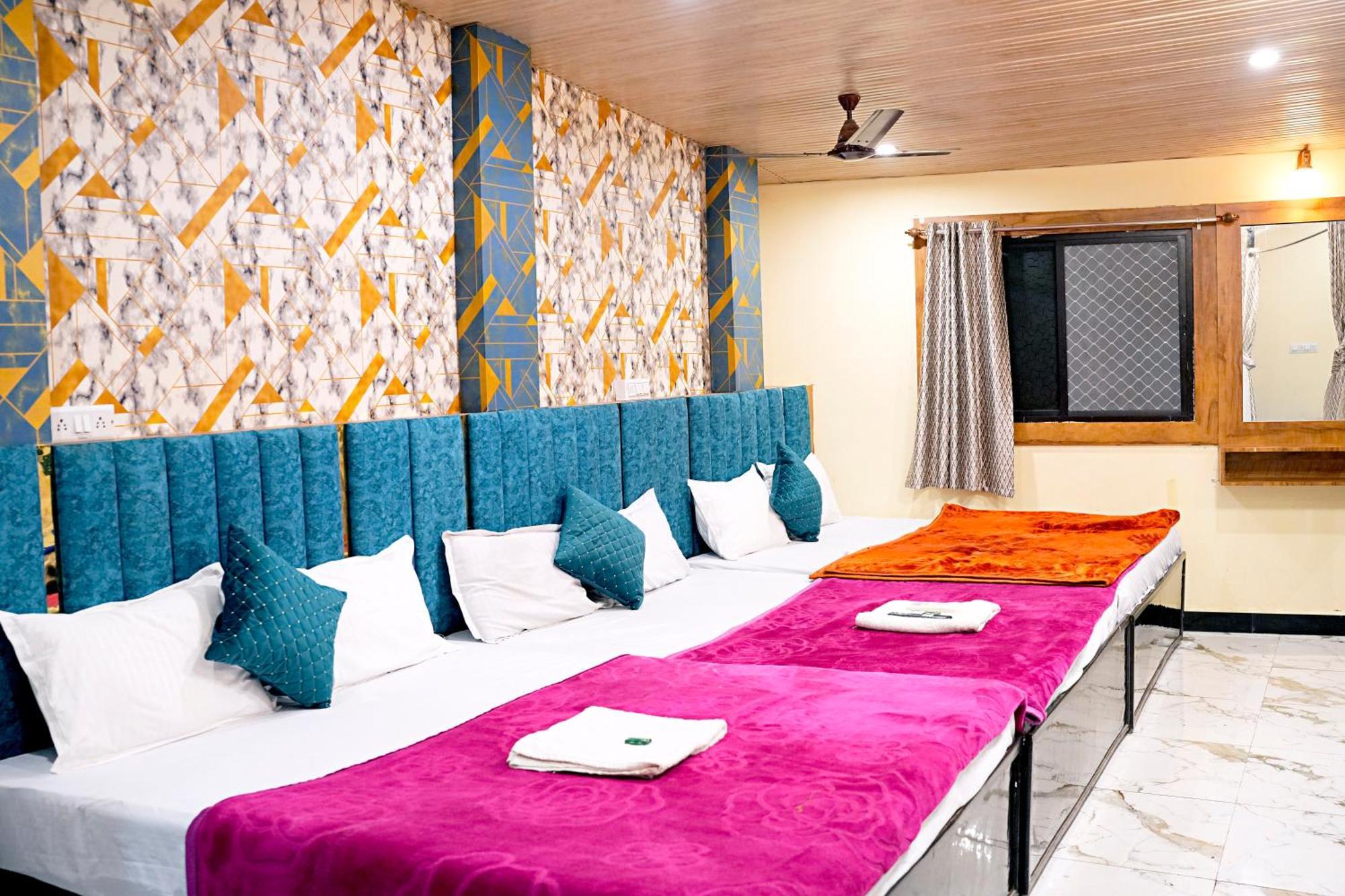 Hotel Mahalok Palace Ujjain Eksteriør billede